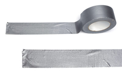 Rollo de Duct Tape en fondo blanco
