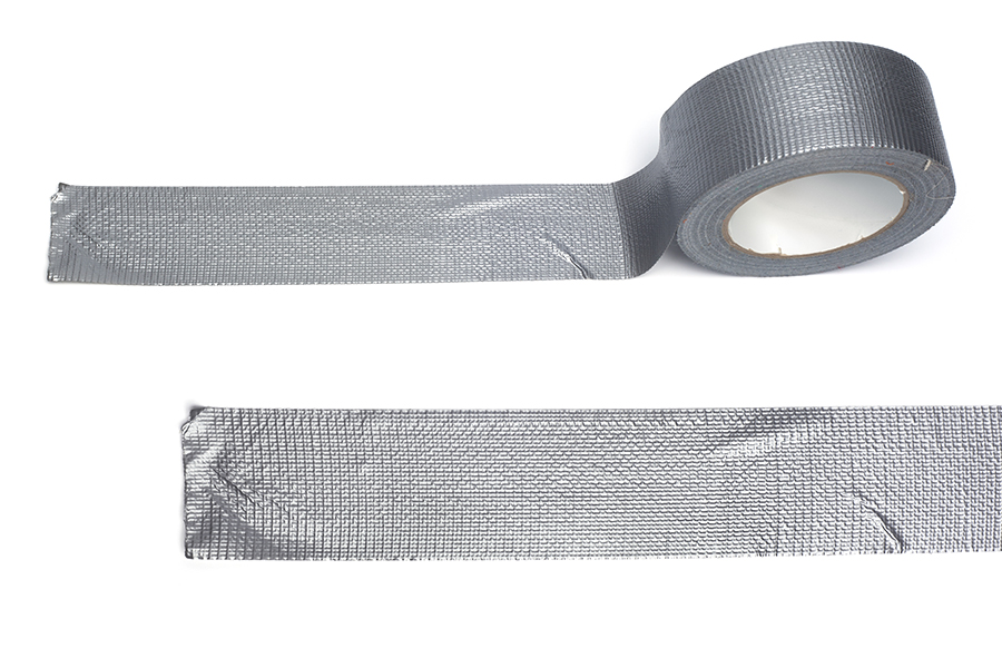 Rollo de Duct Tape en fondo blanco
