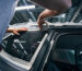 Reparador aisla ventanas de auto con masking tape automotriz